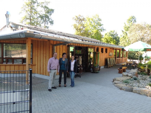 Zoodirektor Dr. Heckel, Zoodezernentin Maria-Helene Schlösser und Zooverwalterin Dr. Christina Schubert (v.l.) vor neuem Kassenbereich mit Zooshop